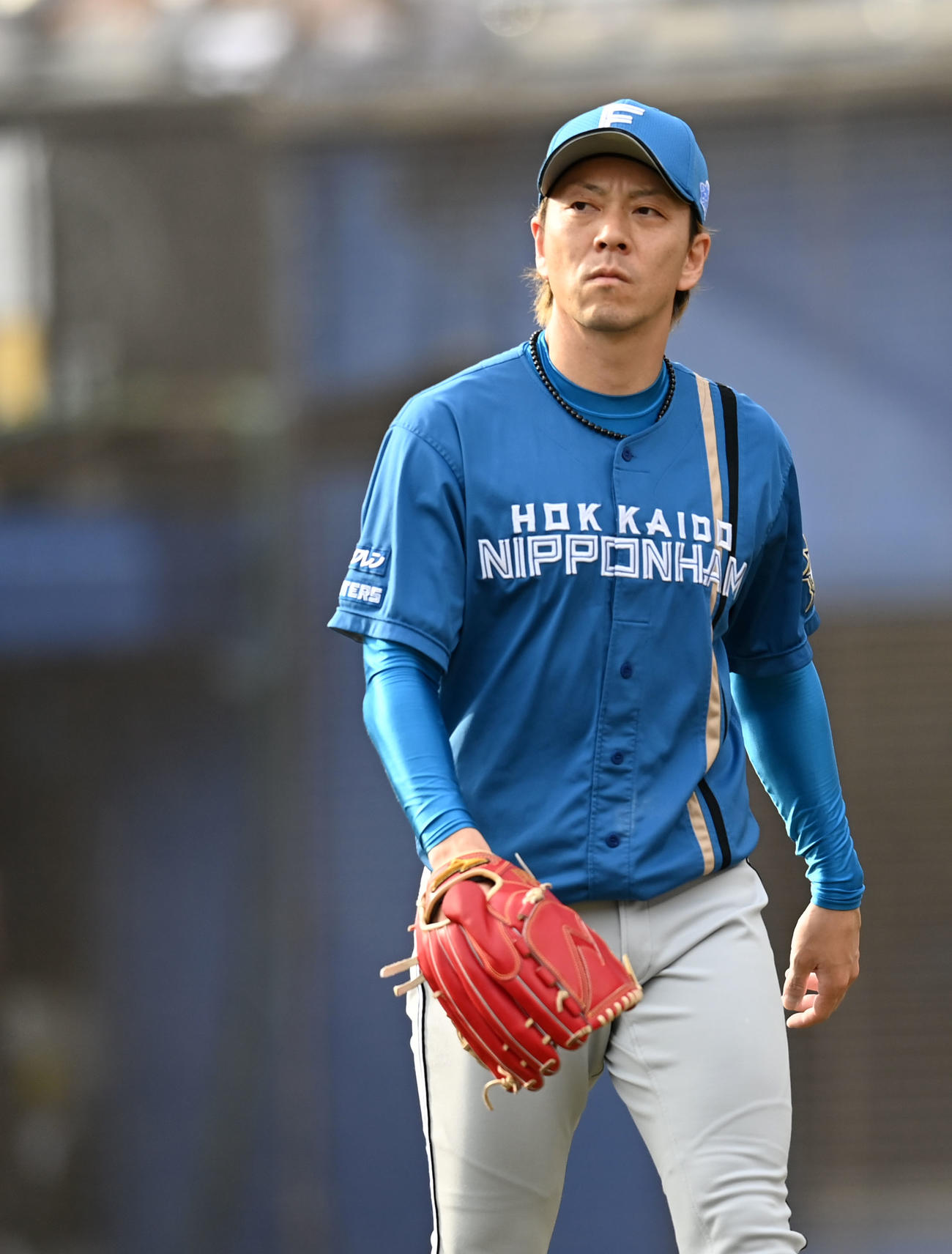 ロッテ対日本ハム　ロッテにサヨナラ負けし肩を落とし引き揚げる日本ハム宮西（撮影・横山健太）