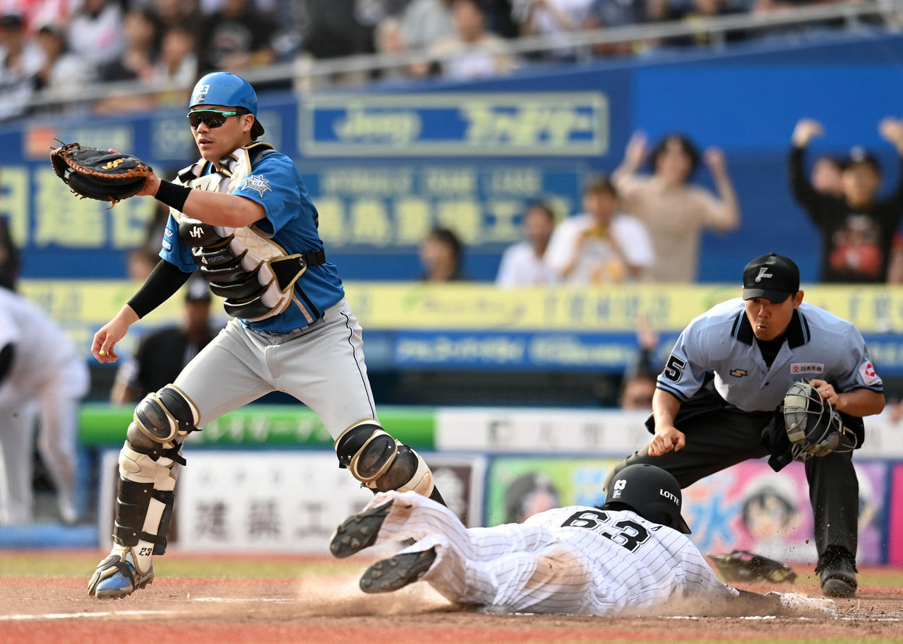 ロッテ対日本ハム　9回裏ロッテ1死一、三塁、安田の左犠飛で本塁へ生還する和田（撮影・横山健太）