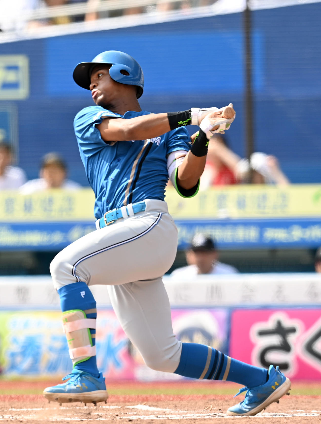 ロッテ対日本ハム　3回表日本ハム無死二塁、中前適時打を放つ万波（撮影・横山健太）