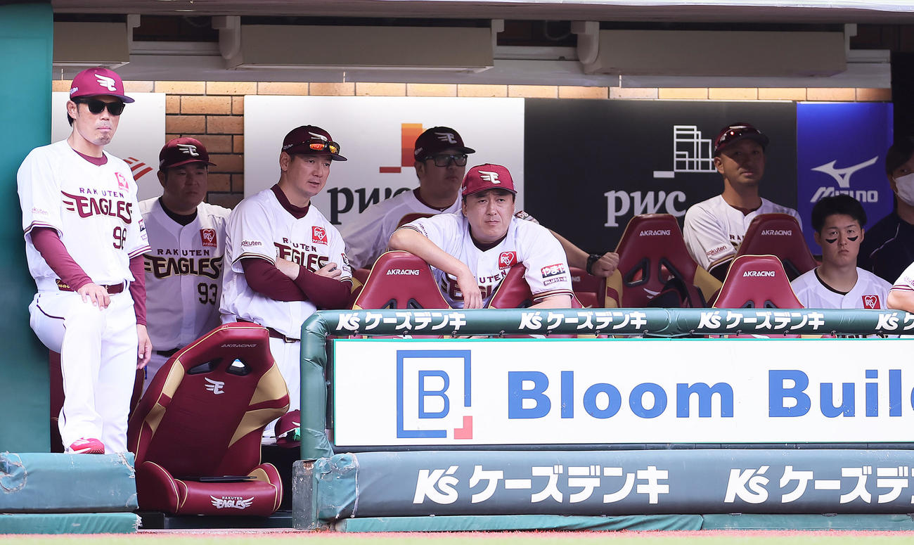 楽天対西武　厳しい表情で戦況を見つめる楽天石井監督（中央）ら（撮影・足立雅史）