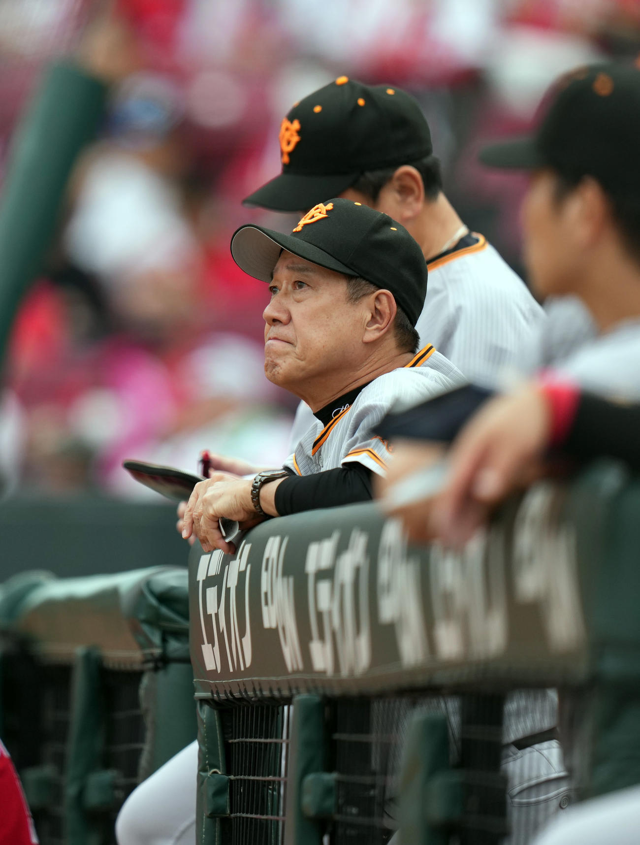 広島対巨人　9回表、厳しい表情で戦況を見つめる原監督（撮影・狩俣裕三）