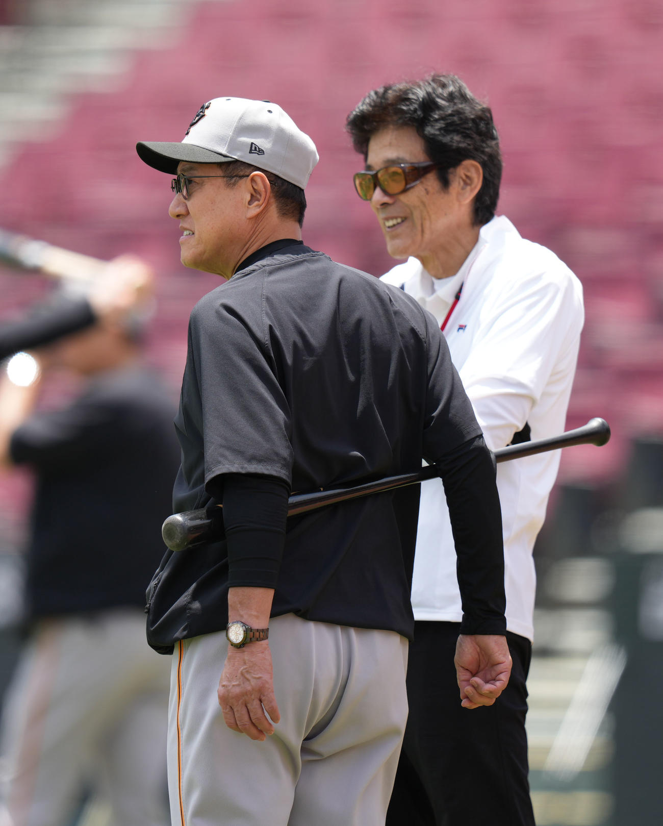 広島対巨人　試合前、談笑する原監督（左）と江本氏（撮影・狩俣裕三）