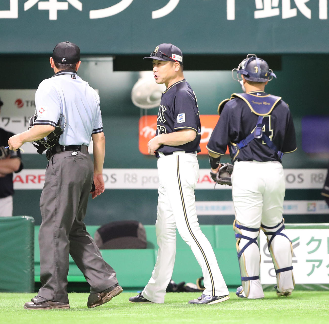 ソフトバンク対オリックス　9回の攻撃終わりに主審と話をする中嶋監督（撮影・梅根麻紀）