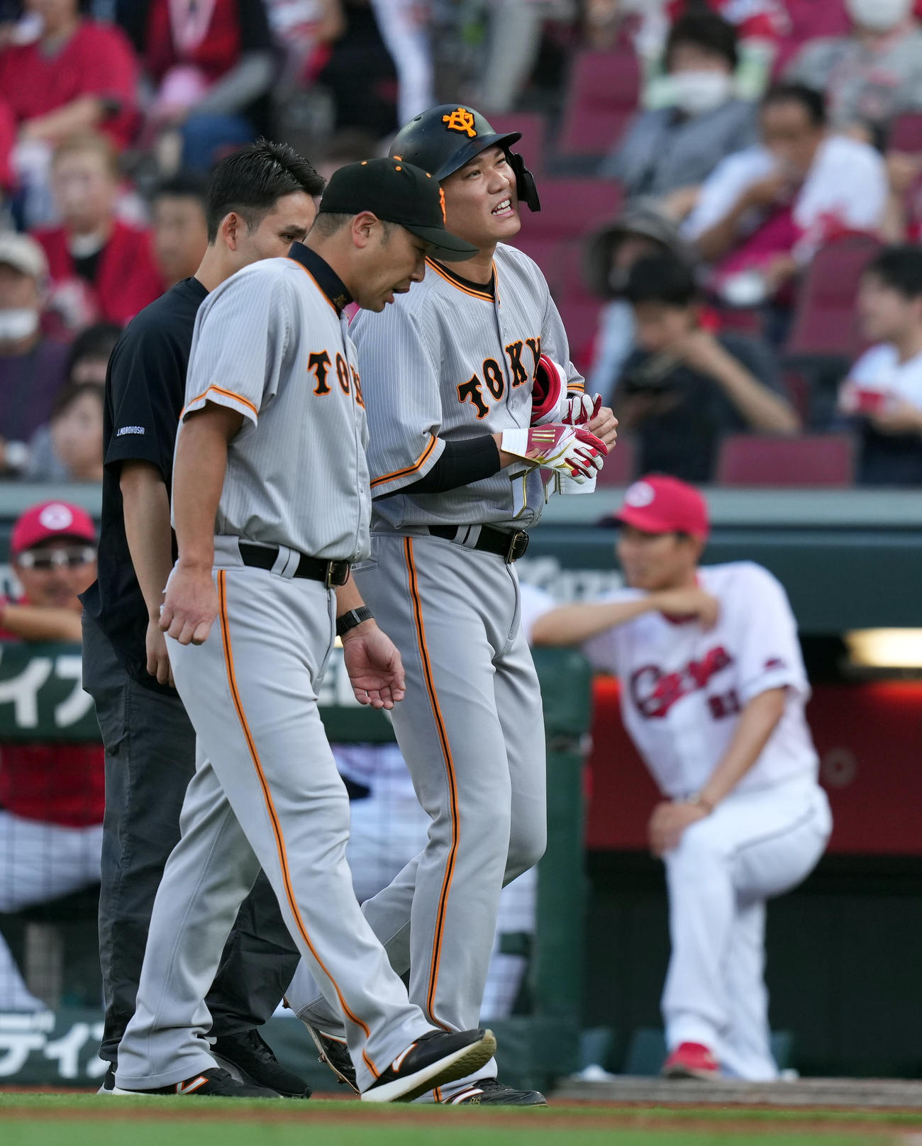 右太ももを痛め、負傷交代する巨人坂本勇人（右）（2023年6月23日撮影）