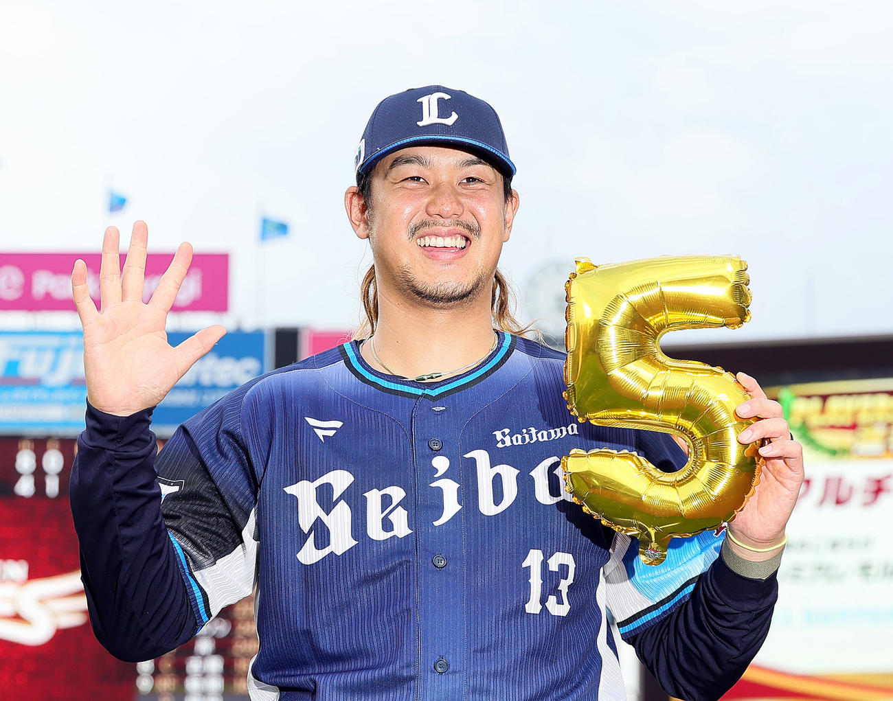 楽天対西武　5勝目を挙げ笑顔を見せる西武高橋（撮影・足立雅史）