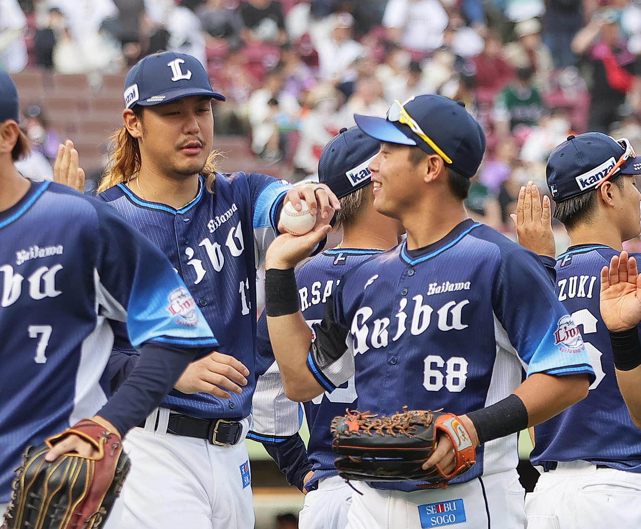 楽天対西武　西武高橋（左）は受け取った勝利球を岸に渡す（撮影・足立雅史）