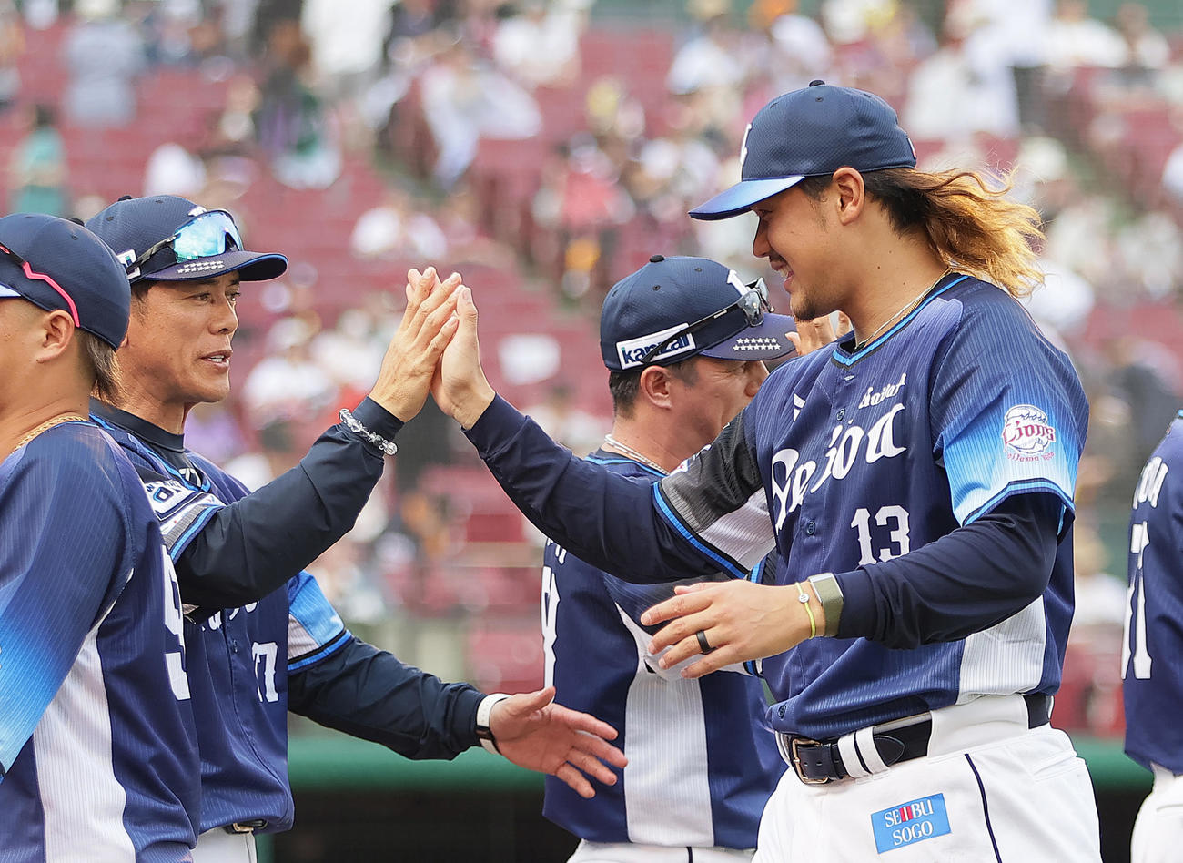 楽天対西武　8回無失点で勝利を挙げた西武高橋（右）は松井監督とタッチを交わす（撮影・足立雅史）