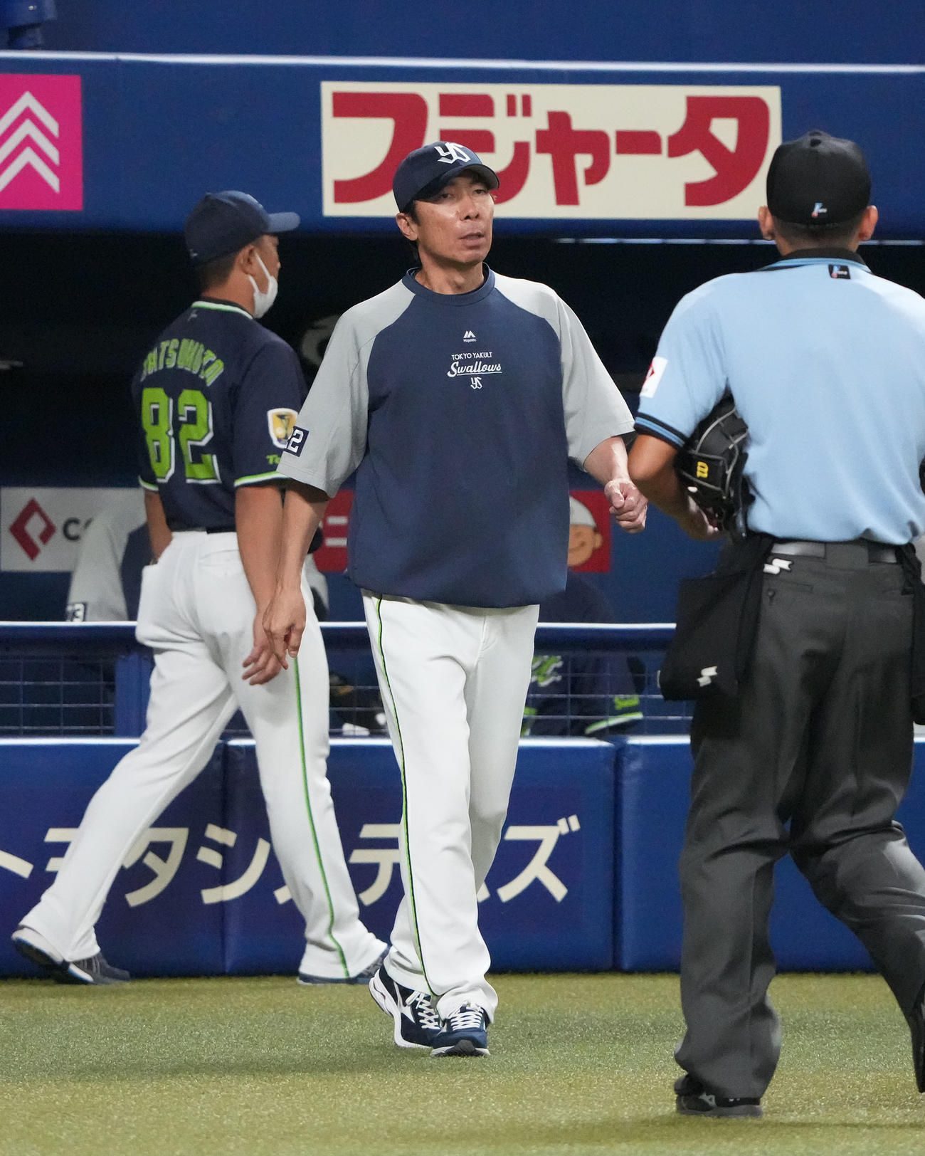 中日対ヤクルト　8回表終了、選手交代を告げる高津監督（撮影・森本幸一）