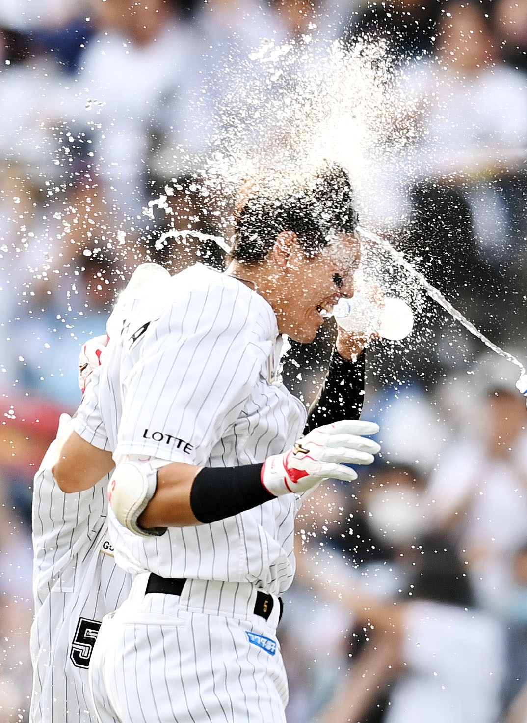 ロッテ対日本ハム　9回裏ロッテ1死二、三塁、サヨナラ左犠飛を放ちチームメートに水をかけられる安田（撮影・横山健太）