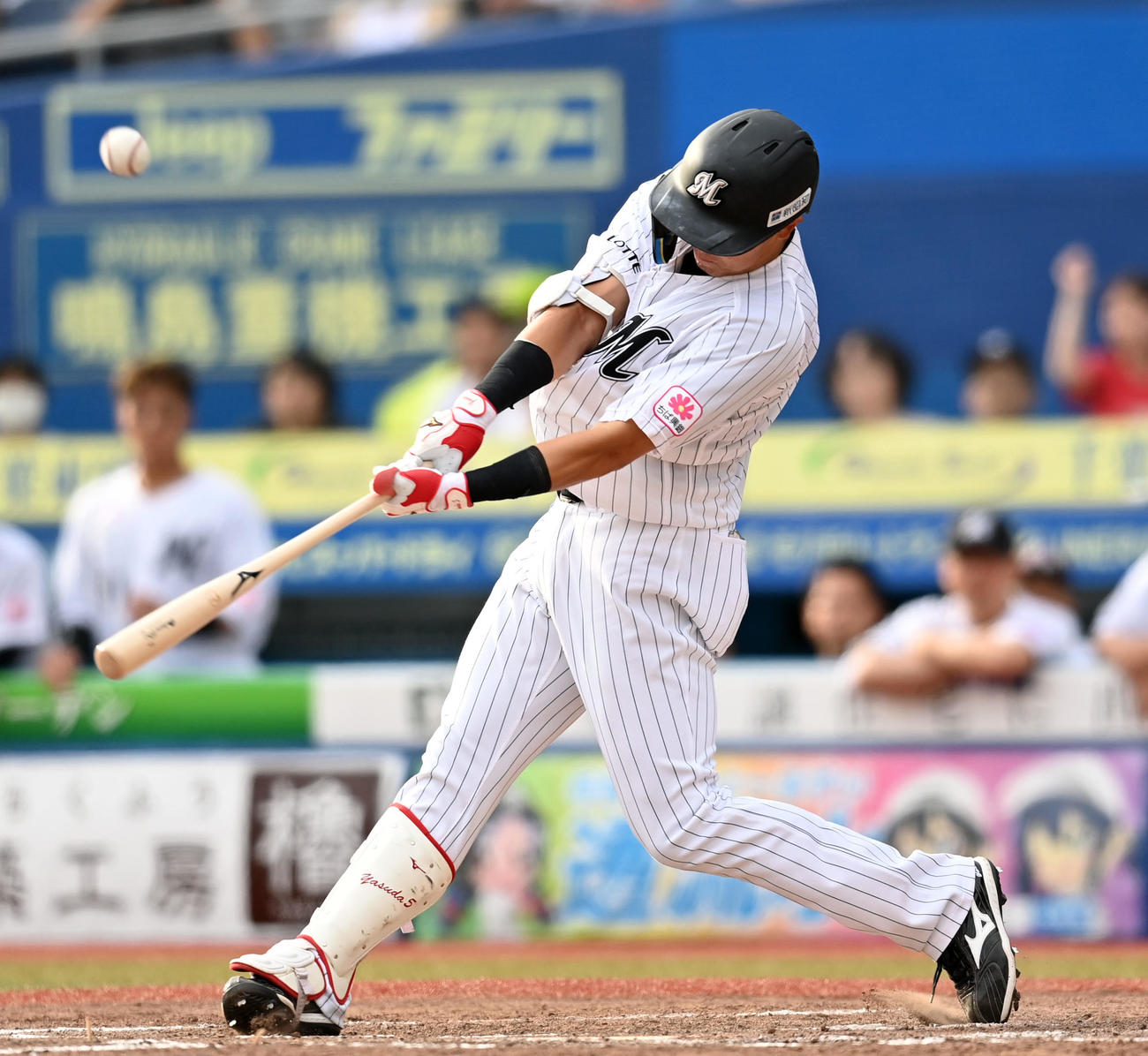 ロッテ対日本ハム　9回裏ロッテ1死一、三塁、サヨナラとなる左犠飛を放つ安田（撮影・横山健太）
