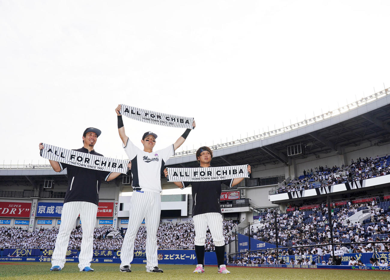 ロッテ対日本ハム　タオルを掲げる、左からロッテ益田、安田、田村（撮影・横山健太）