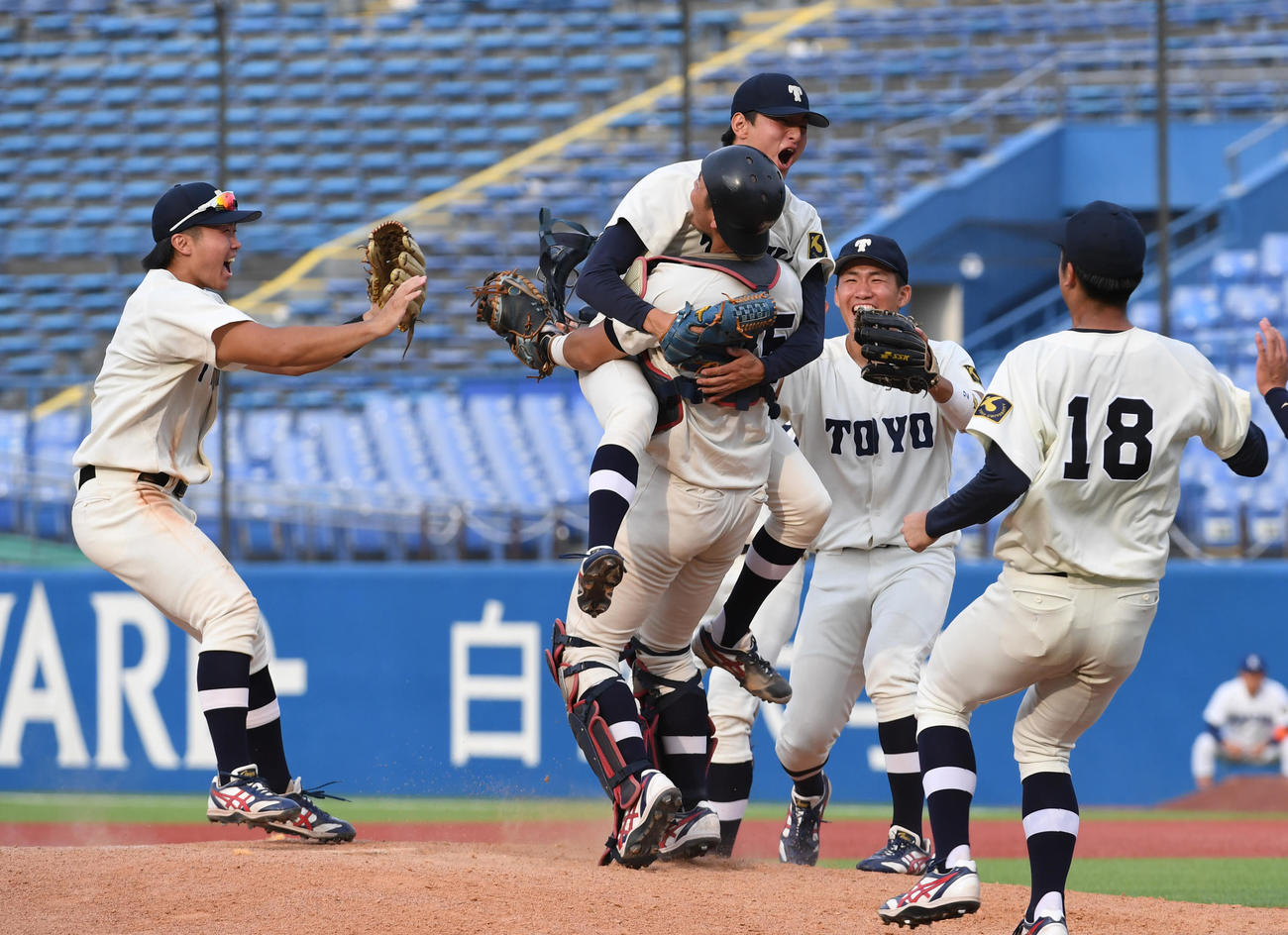 駒大を破り1部昇格を決めた東洋大の選手たちは喜びを爆発させる（撮影・柴田隆二）