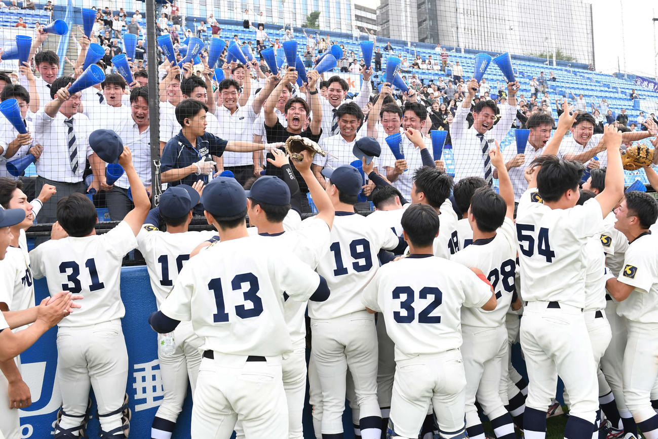 駒大を破り1部昇格を決めた東洋大ナインは応援席の部員と喜び合う（撮影・柴田隆二）