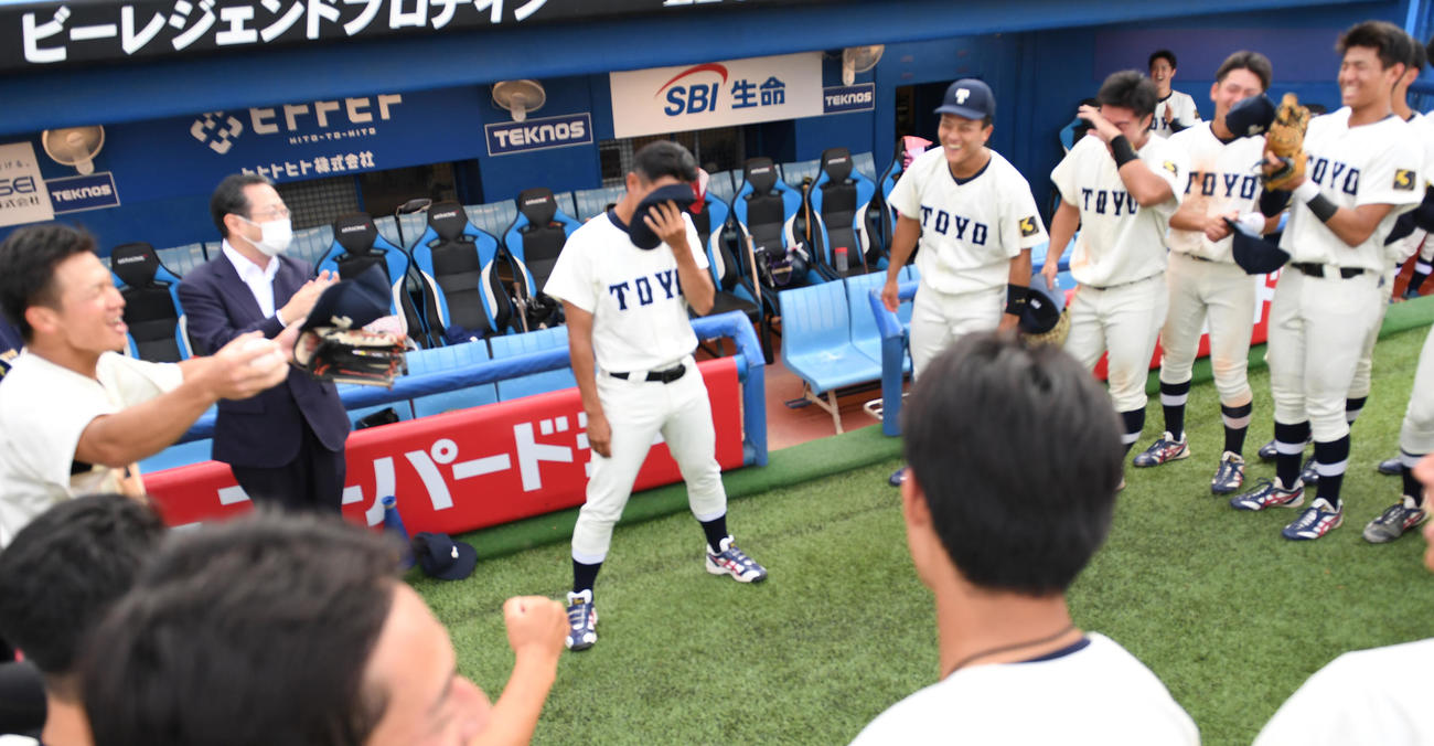 駒大を破り1部昇格を決めた東洋大・井上監督（中央）は涙を帽子で隠す（撮影・柴田隆二）