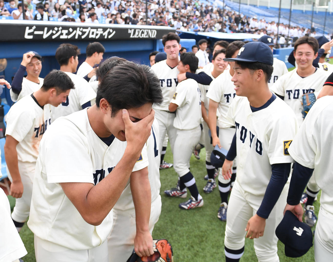 1部昇格が決まり涙を流す東洋大ナイン（撮影・柴田隆二）