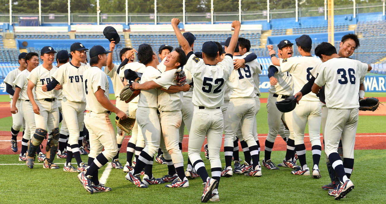 駒大を破り1部昇格を決めた東洋大ナインは喜び合う（撮影・柴田隆二）