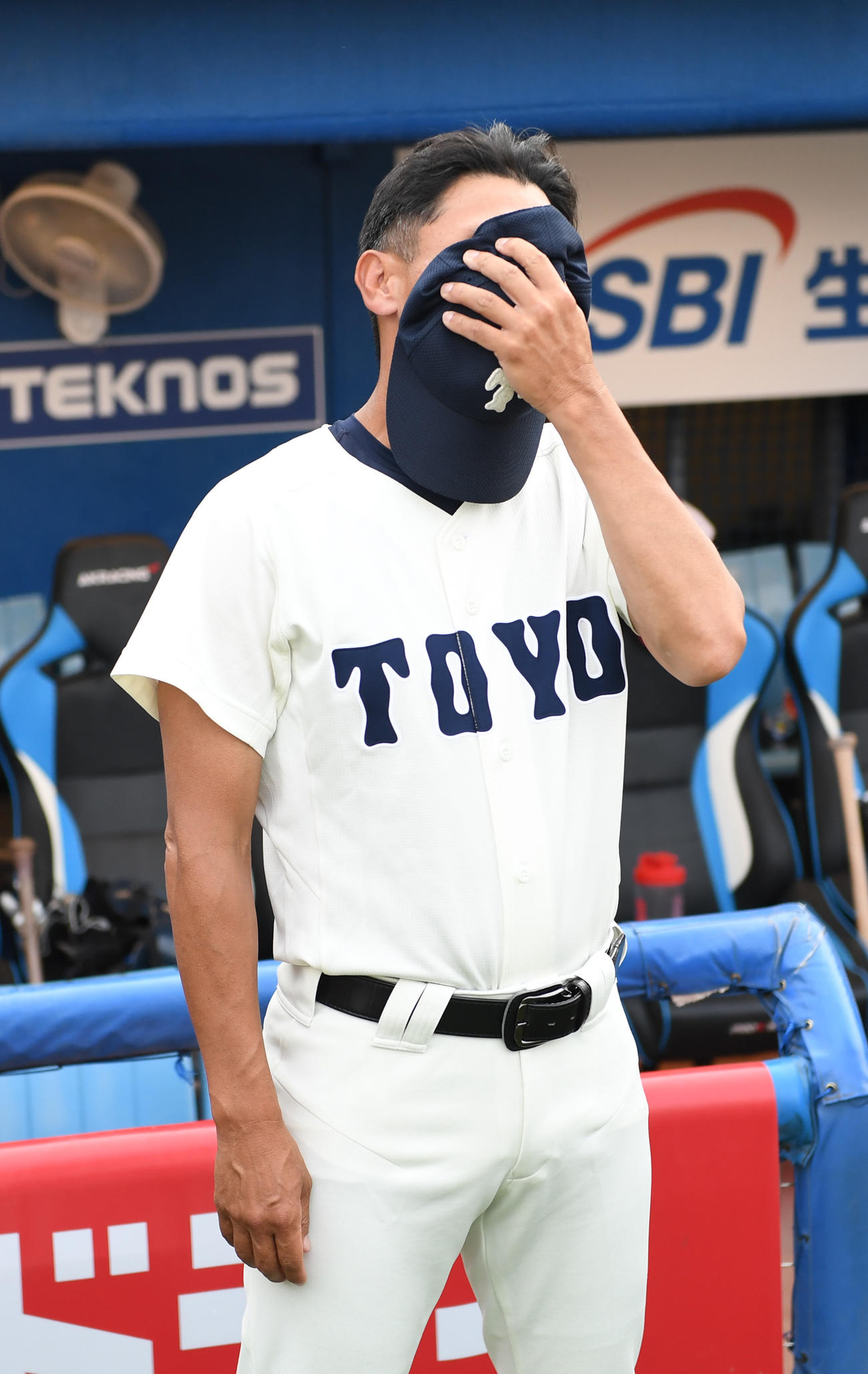 駒大を破り1部昇格を決めた東洋大・井上監督は涙を帽子で隠す（撮影・柴田隆二）