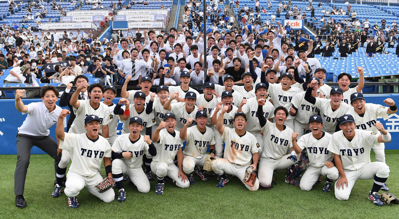 駒大を破り1部昇格を決めた東洋大ナインは応援席の部員と記念撮影する。左端は細野（撮影・柴田隆二）