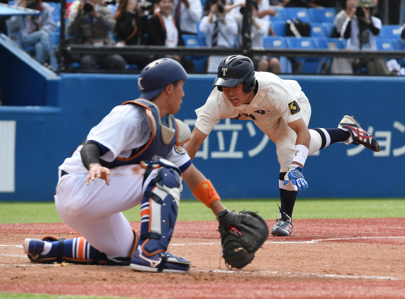 東洋大対駒大　3回表東洋大2死二塁、石上泰の左前適時打で二塁走者吉田が生還する。捕手薩美（撮影・柴田隆二）