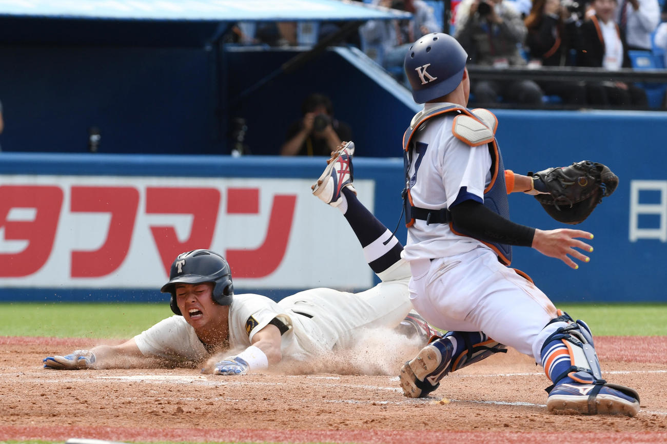 東洋大対駒大　3回表東洋大2死二塁、石上泰の左前適時打で二塁走者吉田が生還する。捕手薩美（撮影・柴田隆二）