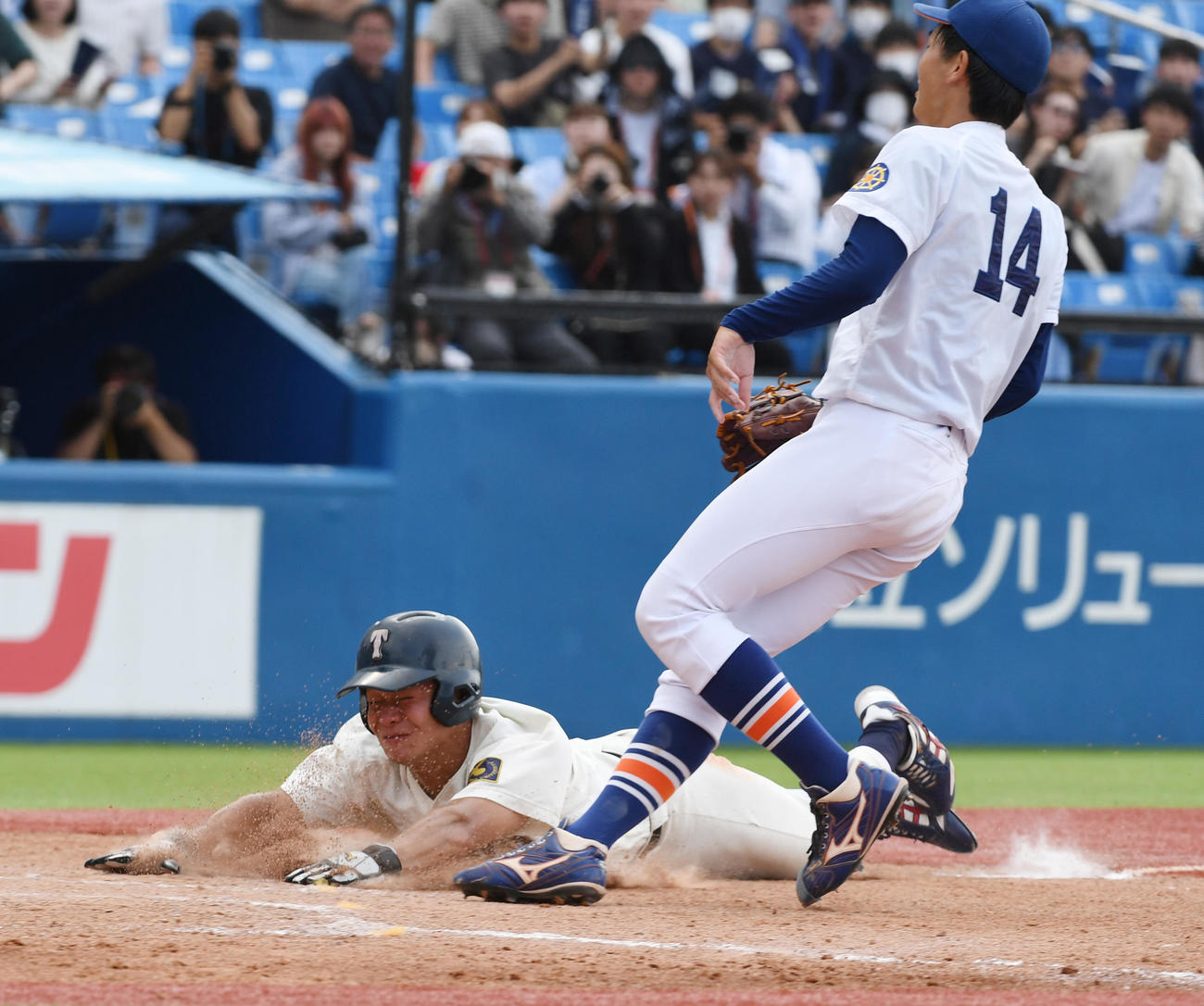 東洋大対駒大　4回表東洋大2死三塁、打者花田の時、バッテリーミスで三塁走者水谷が生還する。投手高井（撮影・柴田隆二）