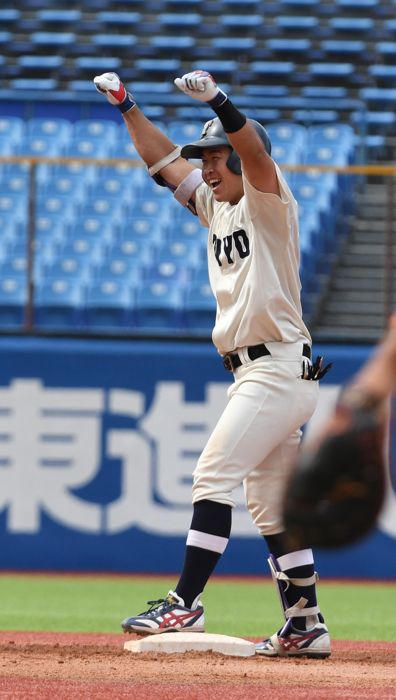 東洋大対駒大　3回表東洋大2死二塁、石上泰は左前に適時打を放ちガッツポーズする（撮影・柴田隆二）