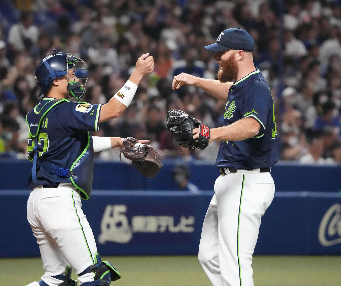 23日、来日初完封のサイスニードと喜び合う中村悠平