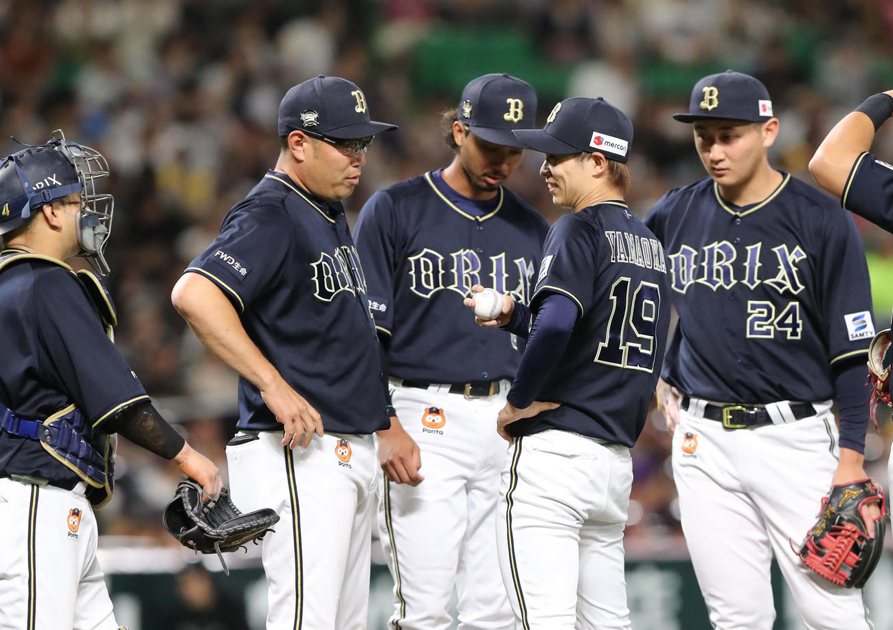 ソフトバンク対オリックス　1回途中にマウンドに集まるナインと先発・山岡（撮影・梅根麻紀）