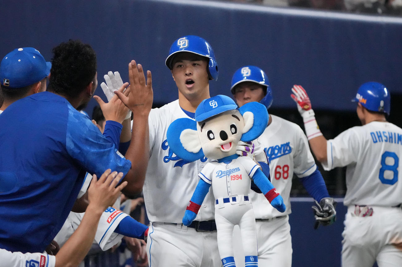 中日対ヤクルト　7回裏中日1死二塁、左越え2点本塁打を放った石橋はチームメートとタッチを交わす（撮影・森本幸一）