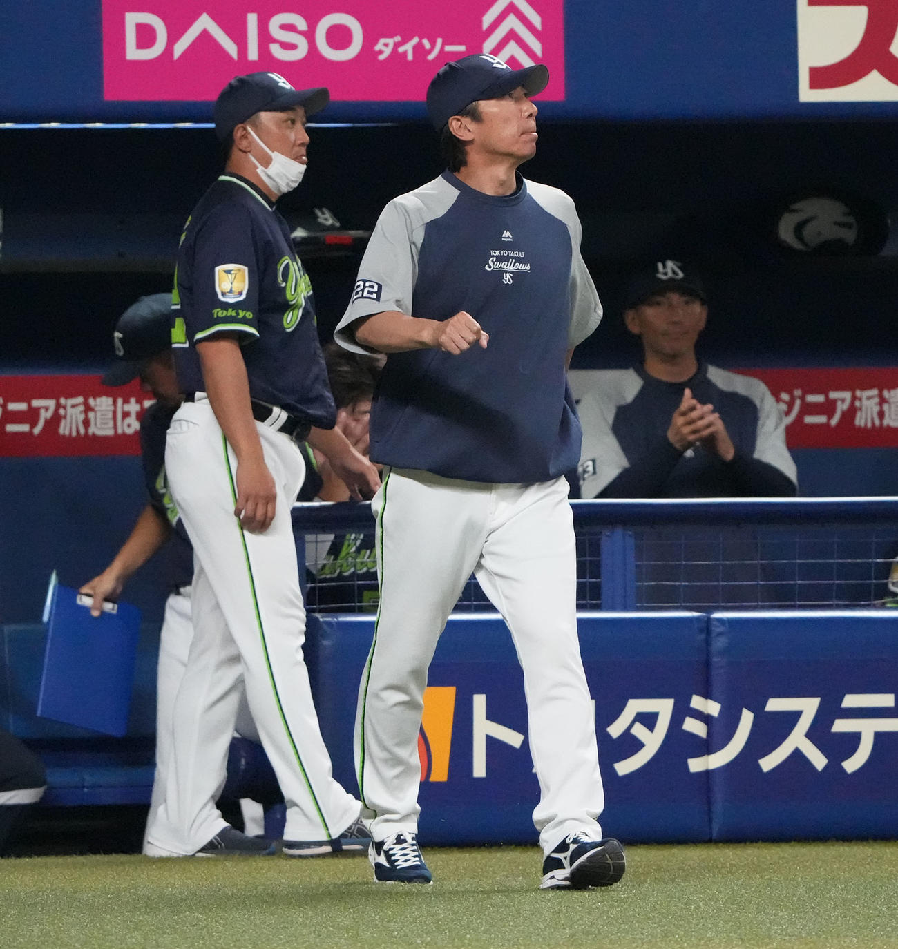 中日対ヤクルト　8回表終了、選手交代を告げる高津監督（撮影・森本幸一）