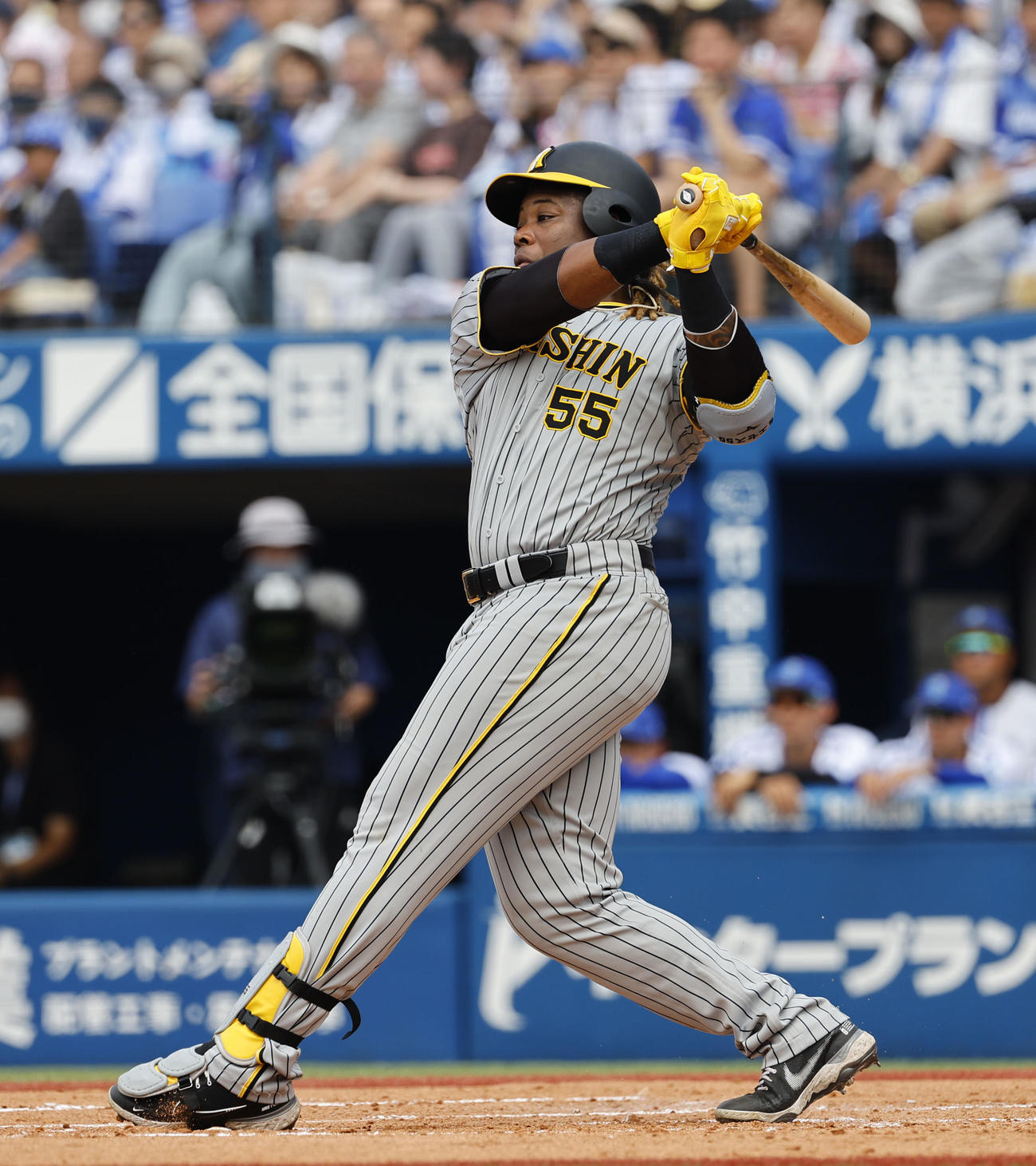 DeNA対阪神　2回表阪神無死一塁、ミエセスは左前打を放つ（撮影・藤尾明華）