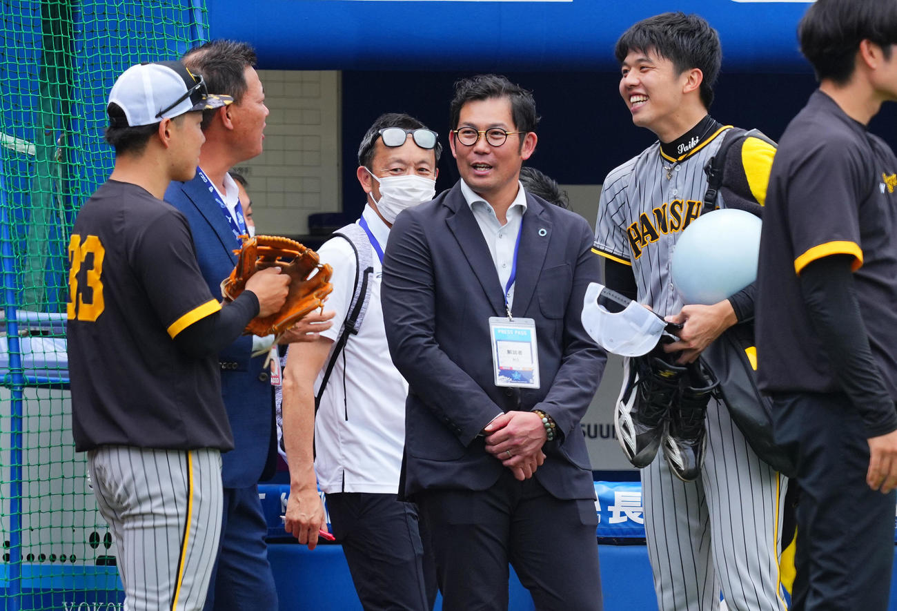 DeNA対阪神　試合前練習を終えた阪神才木（右）は岩田氏（中央）、福留氏と笑顔で言葉を交わす（撮影・垰建太）