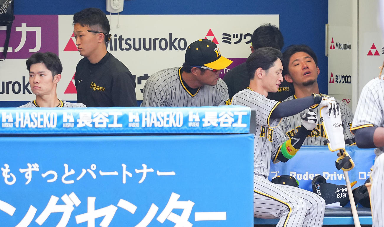 DeNA対阪神　7回裏の登板を終えた阪神先発の伊藤将（右）はベンチでさえない表情（撮影・垰建太）