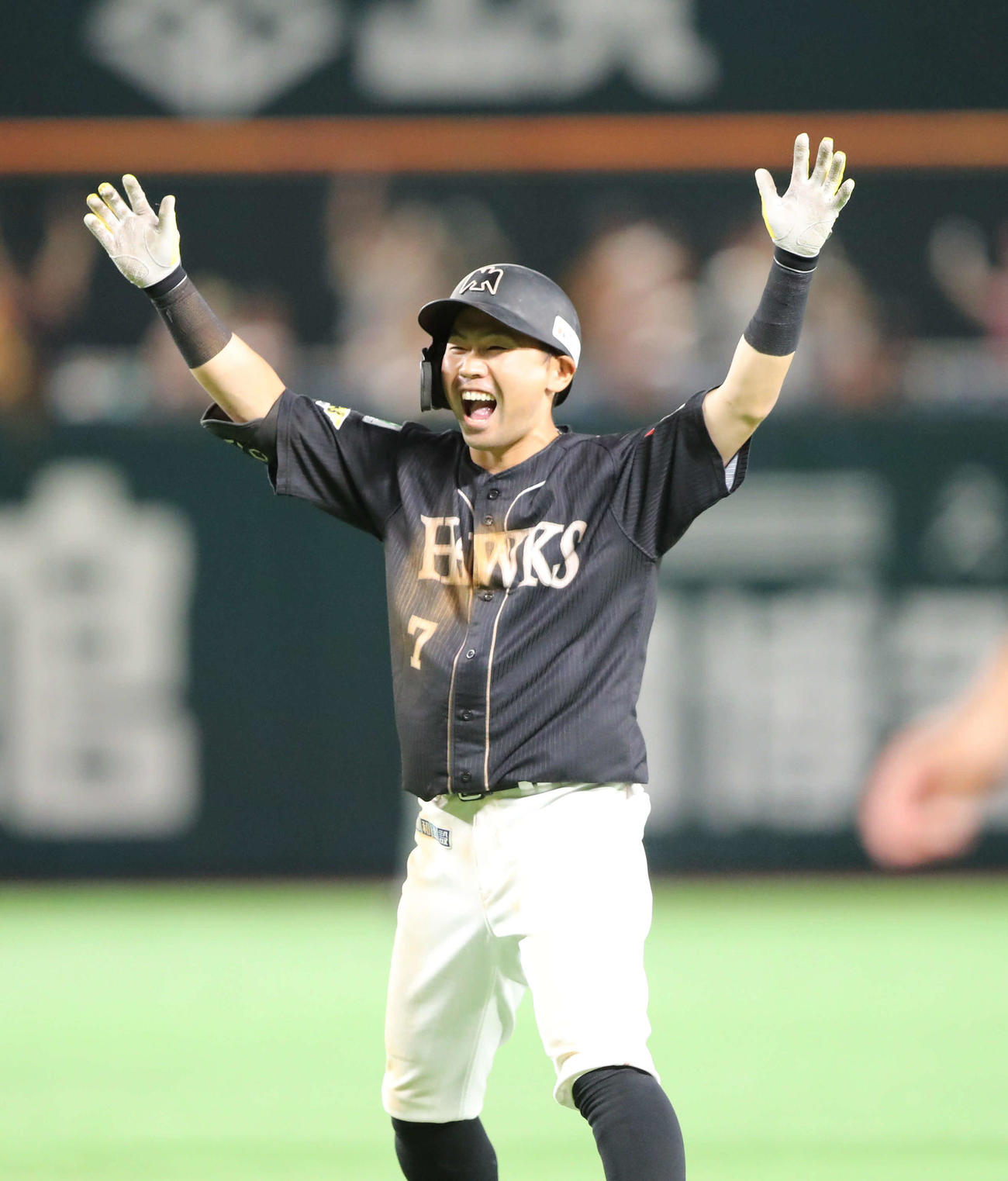 ソフトバンク対オリックス　9回裏ソフトバンク1死三塁、中村晃は左前にサヨナラ打を放ち笑顔（撮影・梅根麻紀）