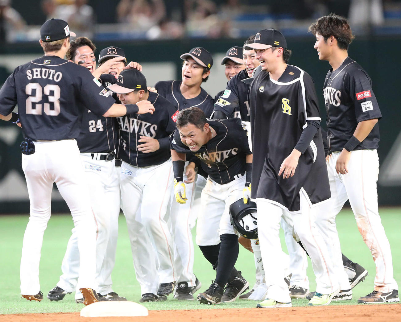 ソフトバンク対オリックス　9回裏ソフトバンク1死三塁、サヨナラ適時打を放った中村晃（中央）はチームメートの祝福に笑顔（撮影・梅根麻紀）