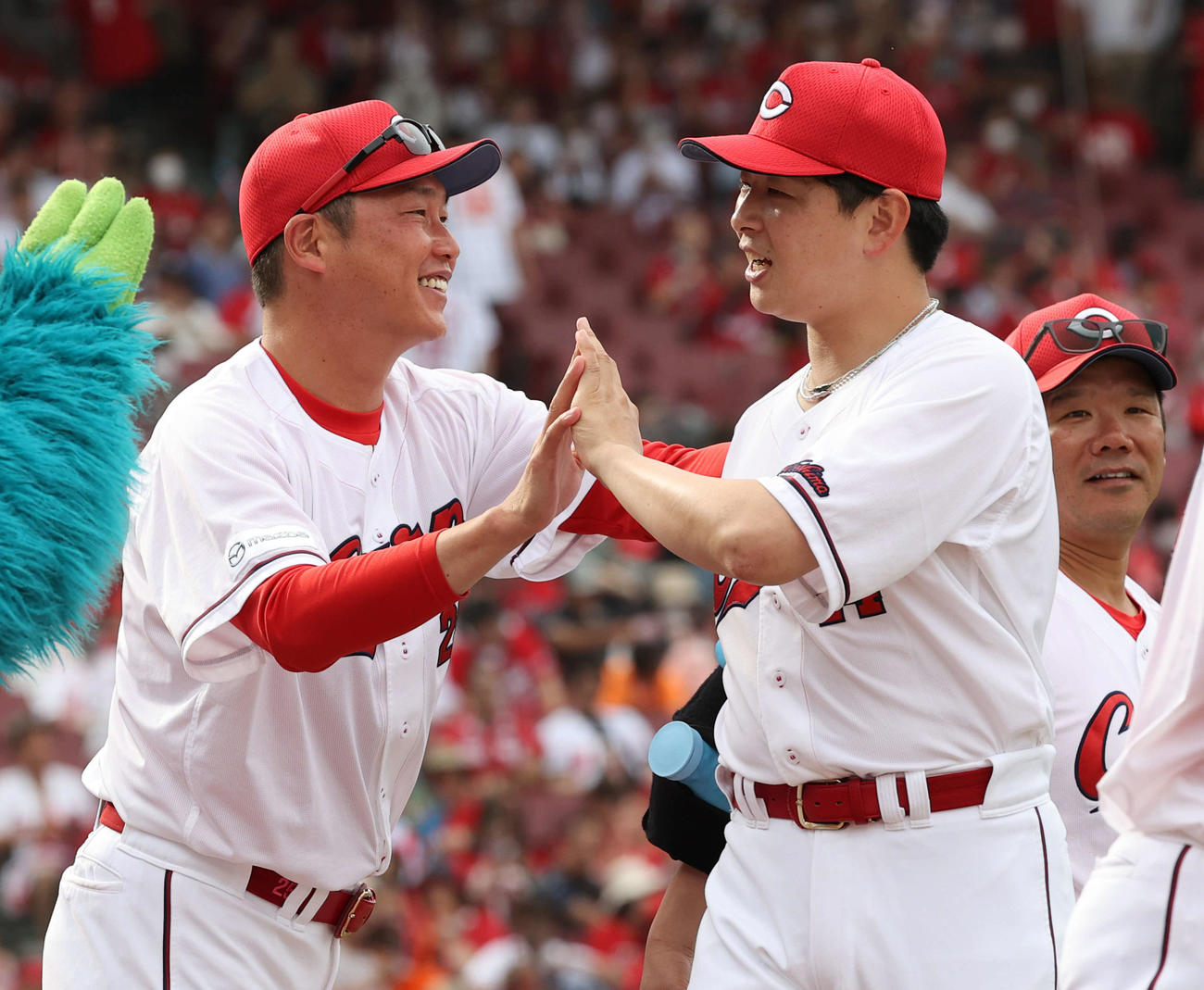 広島対巨人　大瀬良（右）を迎える新井監督（撮影・加藤孝規）