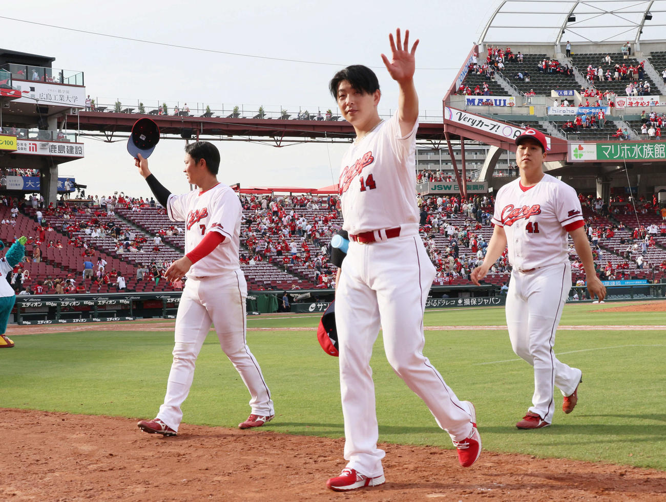 広島対巨人　ファンの声援に応える左から堂林、大瀬良、矢崎（撮影・加藤孝規）