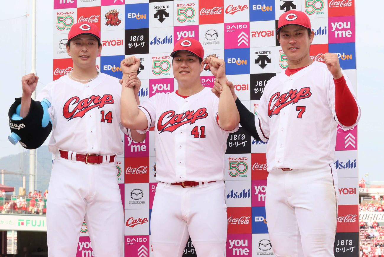広島対巨人　お立ち台でポーズを決める、左から大瀬良、矢崎、堂林（撮影・加藤孝規）