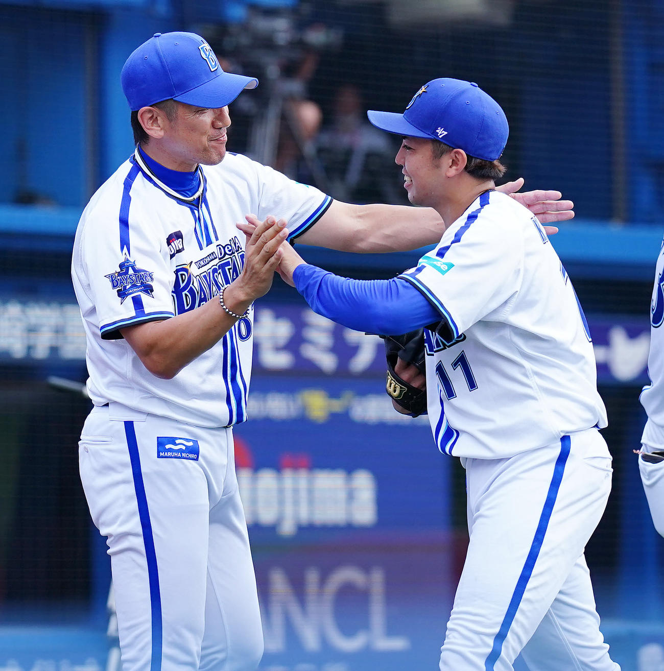DeNA対阪神　阪神に連勝しDeNA東（右）らナインを出迎える三浦監督（撮影・垰建太）