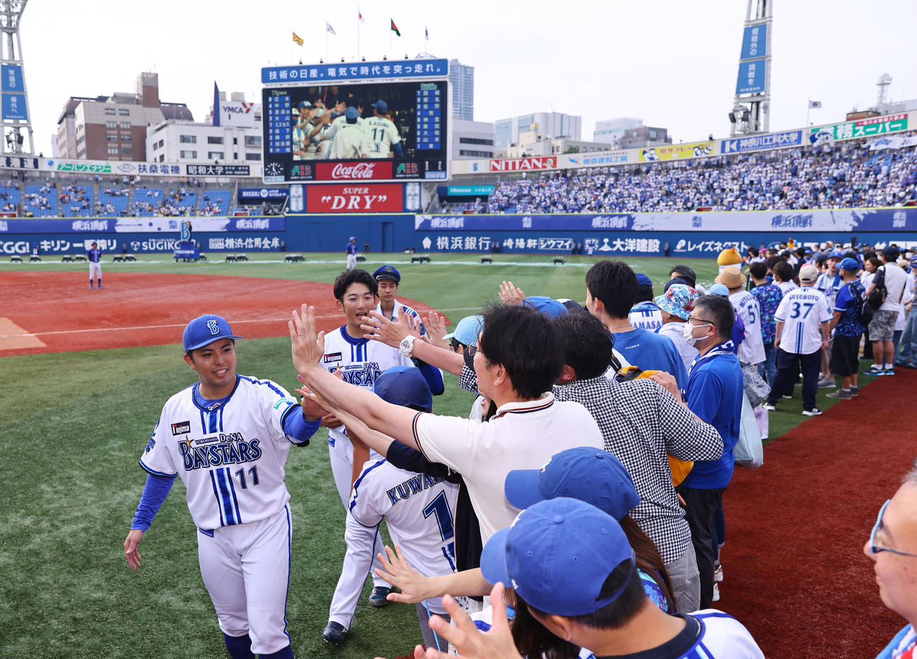 DeNA対阪神　阪神に勝利しファンとタッチするDeNA東（手前）と山本（撮影・垰建太）