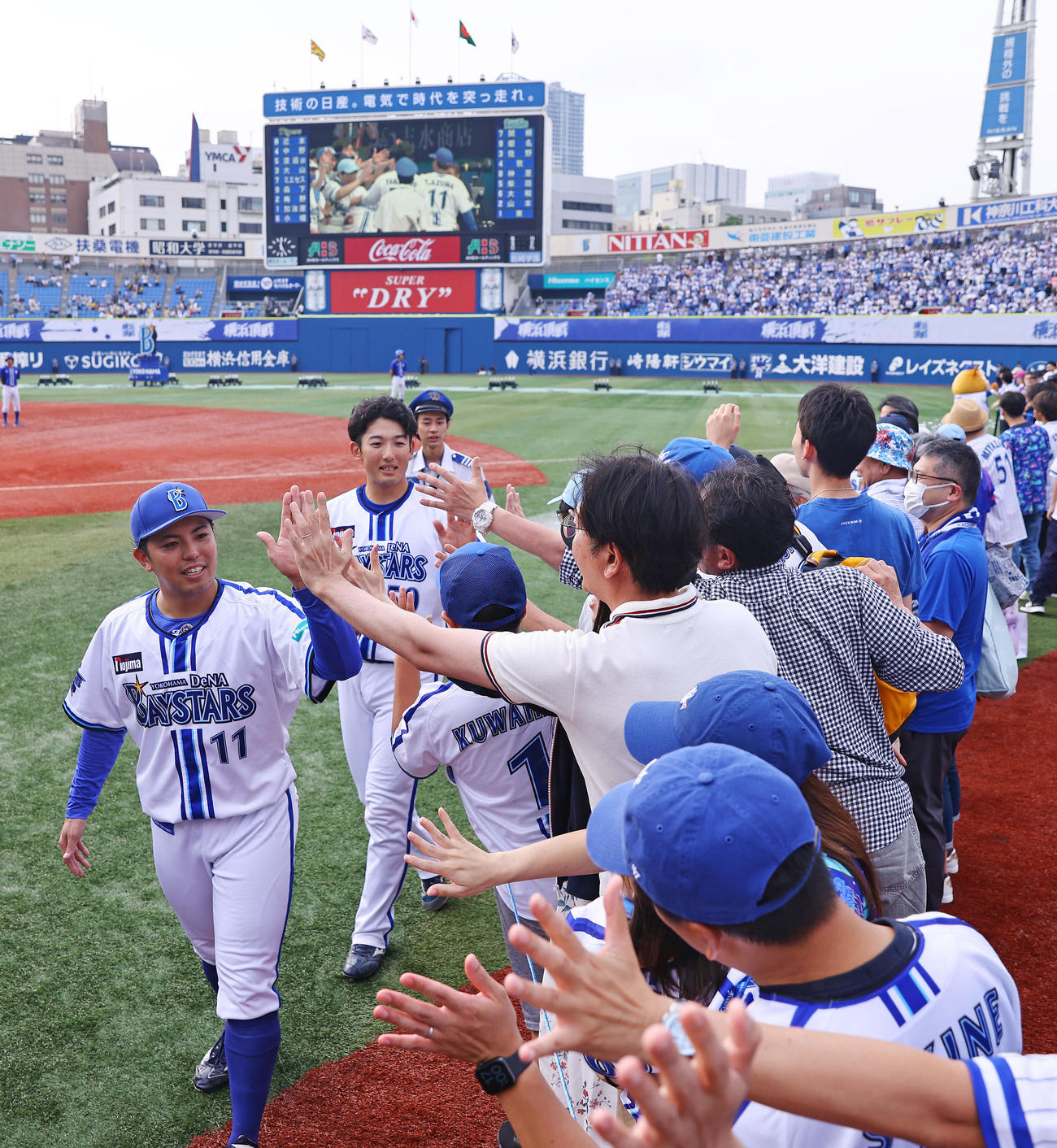 DeNA対阪神　阪神に勝利しファンとタッチするDeNA東（手前）と山本（撮影・垰建太）