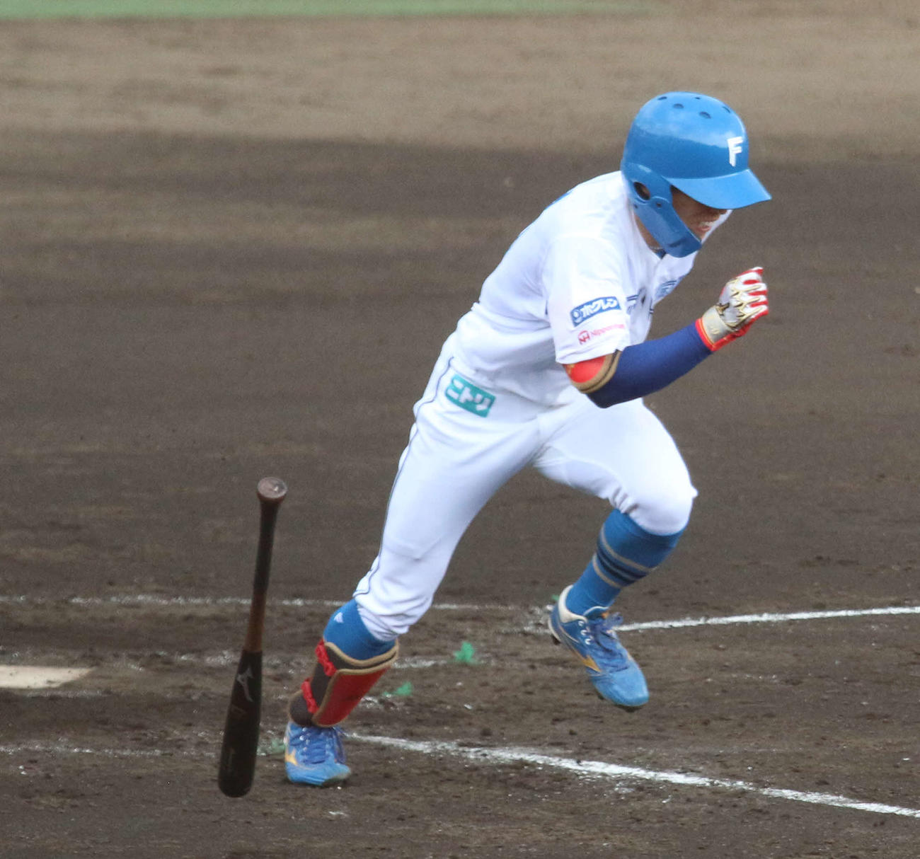 日本ハム対DeNA 4回裏日本ハム無死　二ゴロを放った日本ハム五十幡（撮影・木下大輔）