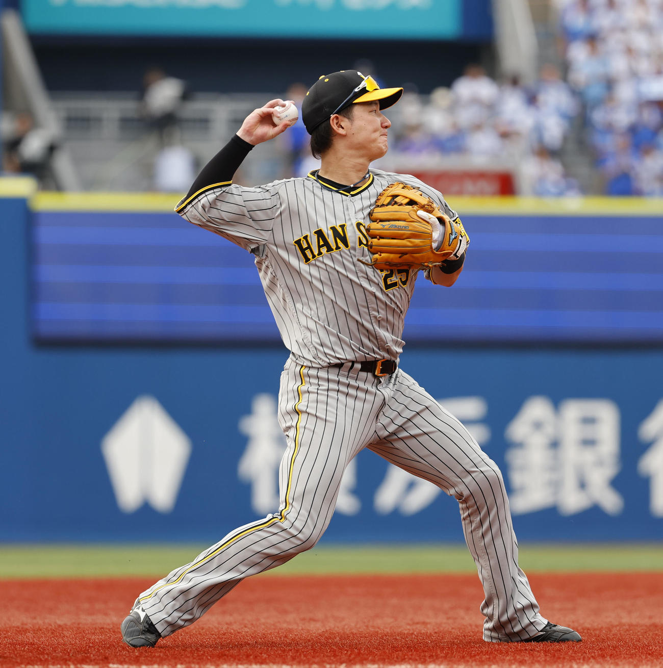 DeNA対阪神　8回裏DeNA無死、牧の三ゴロで一塁へ悪送球する阪神渡辺（撮影・藤尾明華）