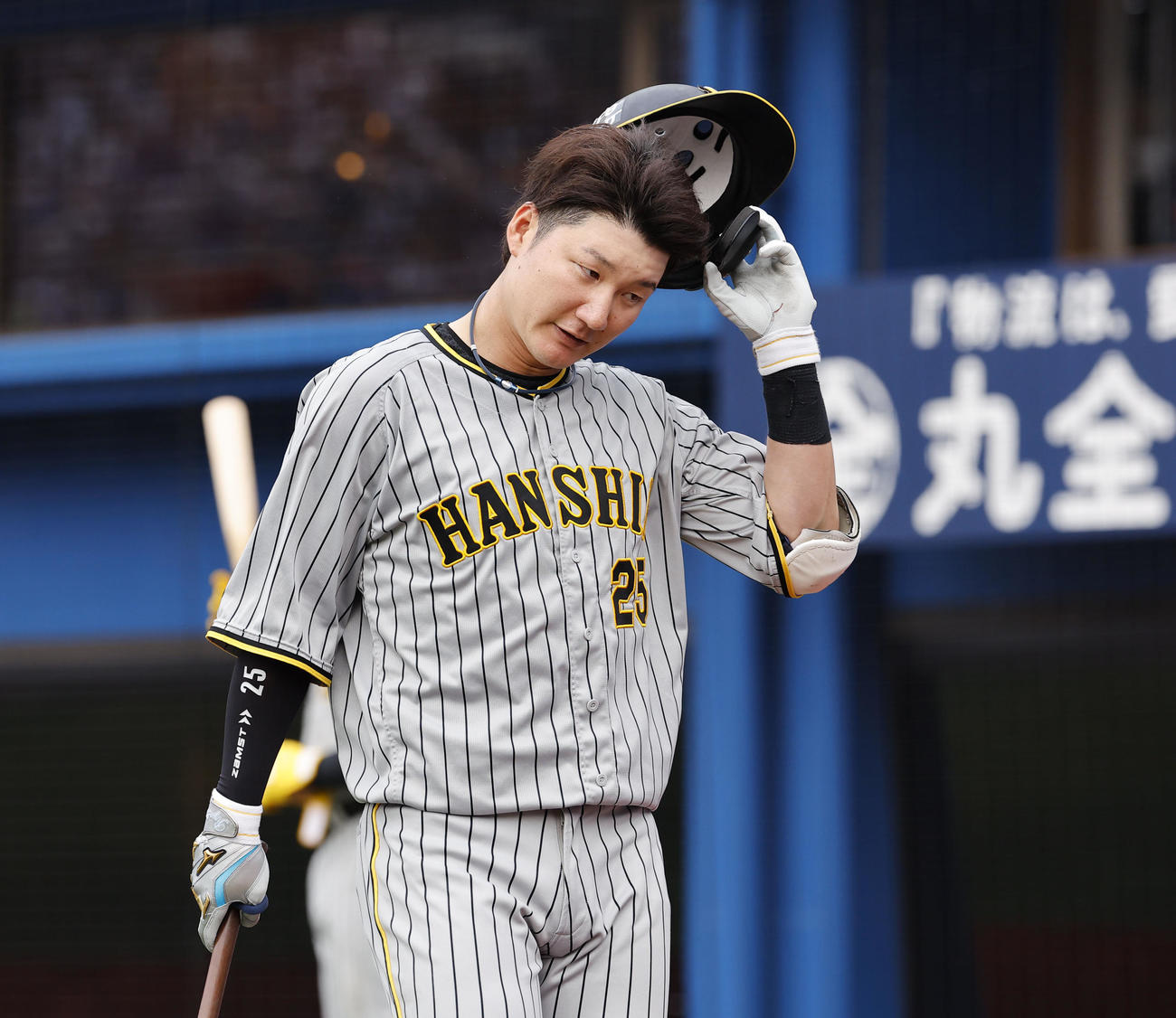DeNA対阪神　9回表阪神2死、中飛に倒れ試合終了となり、ベンチに戻る大山（撮影・藤尾明華）