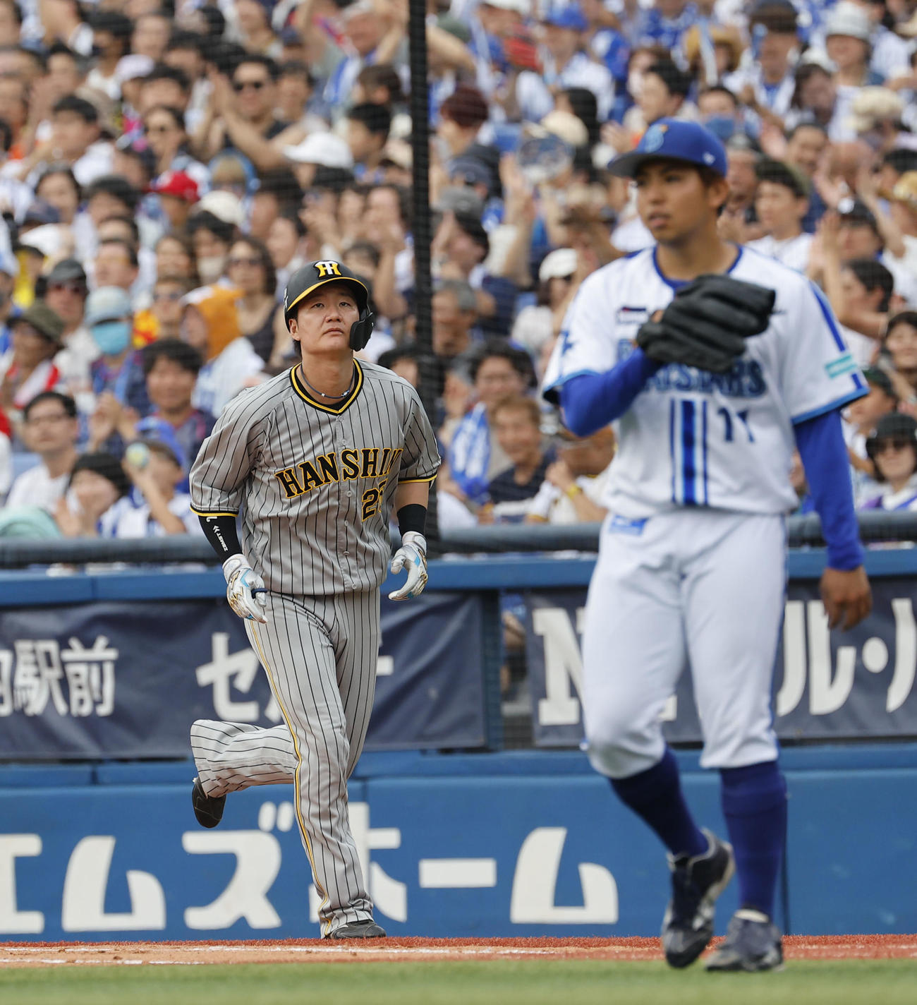 DeNA対阪神　9回表阪神無死一塁、遊ゴロ併殺打に倒れた渡辺諒（左）（撮影・藤尾明華）