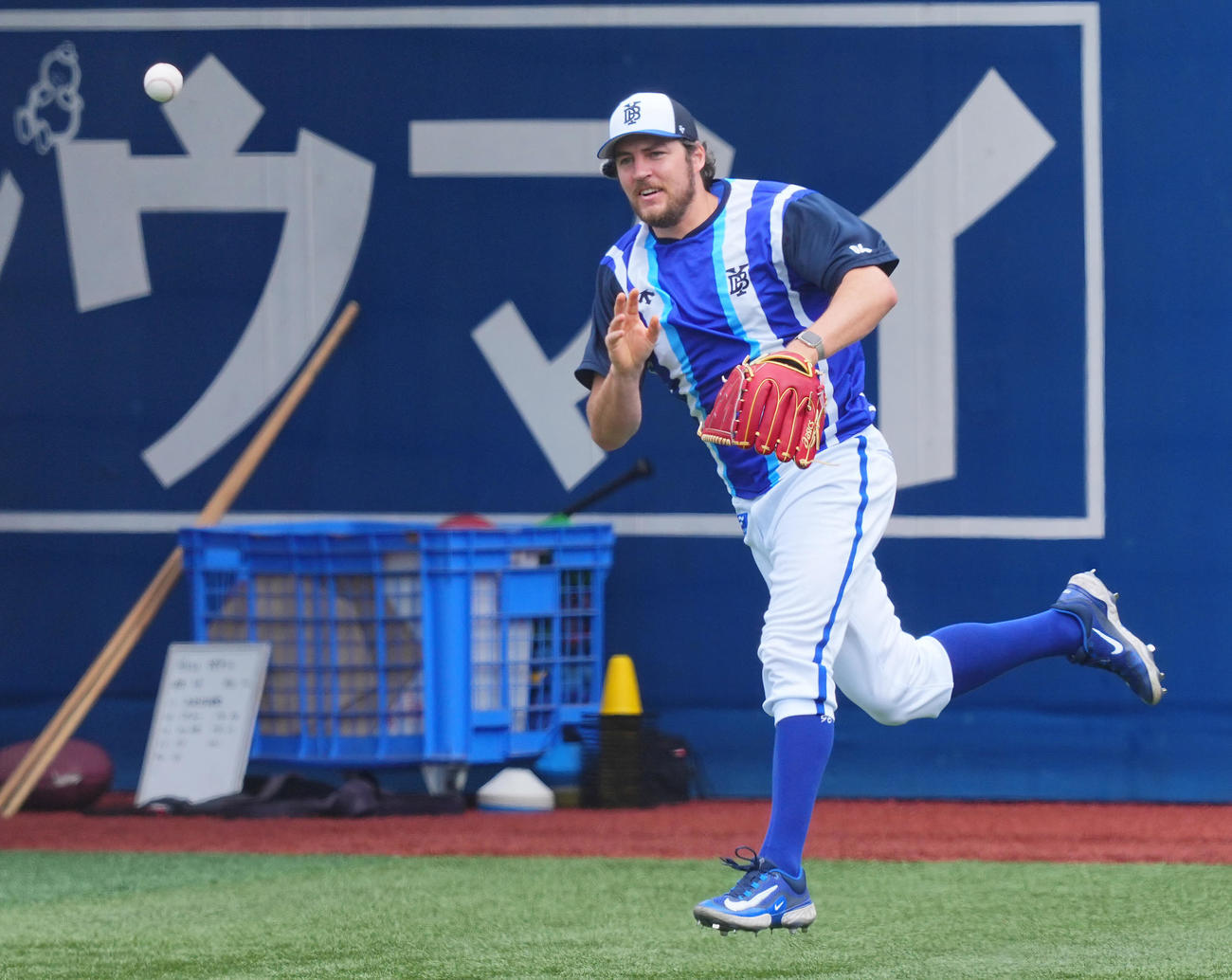 DeNA対阪神　試合前練習に臨むDeNAバウアー（撮影・垰建太）