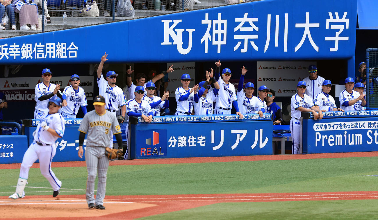 DeNA対阪神　1回裏DeNA1死三塁、佐野（手前左）が先制適時打を放ち、喜ぶDeNAベンチ（撮影・浅見桂子）