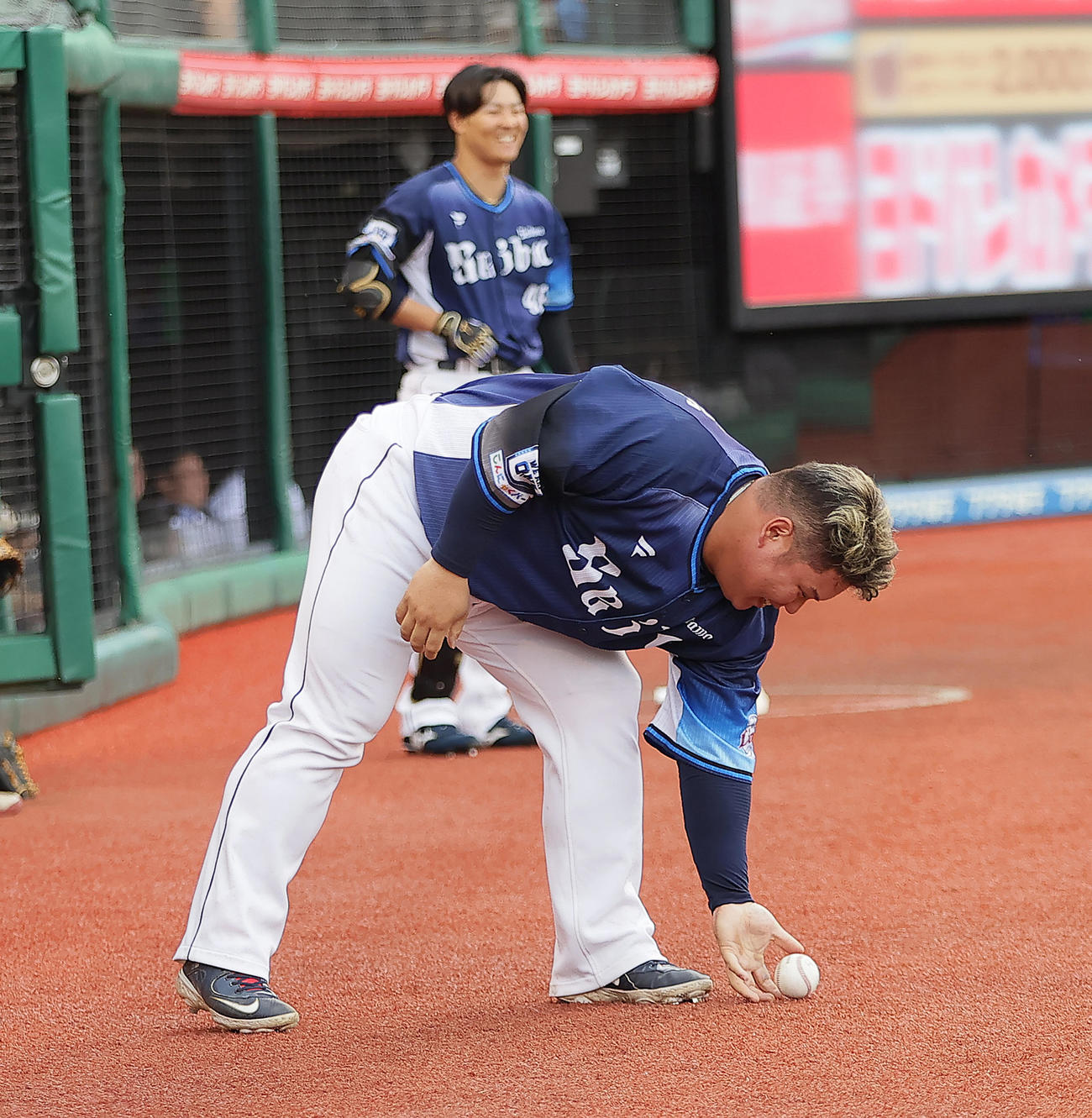 楽天対西武　5回表西武2死、蛭間のプロ初安打球をベンチ前で回収する渡部（撮影・足立雅史）