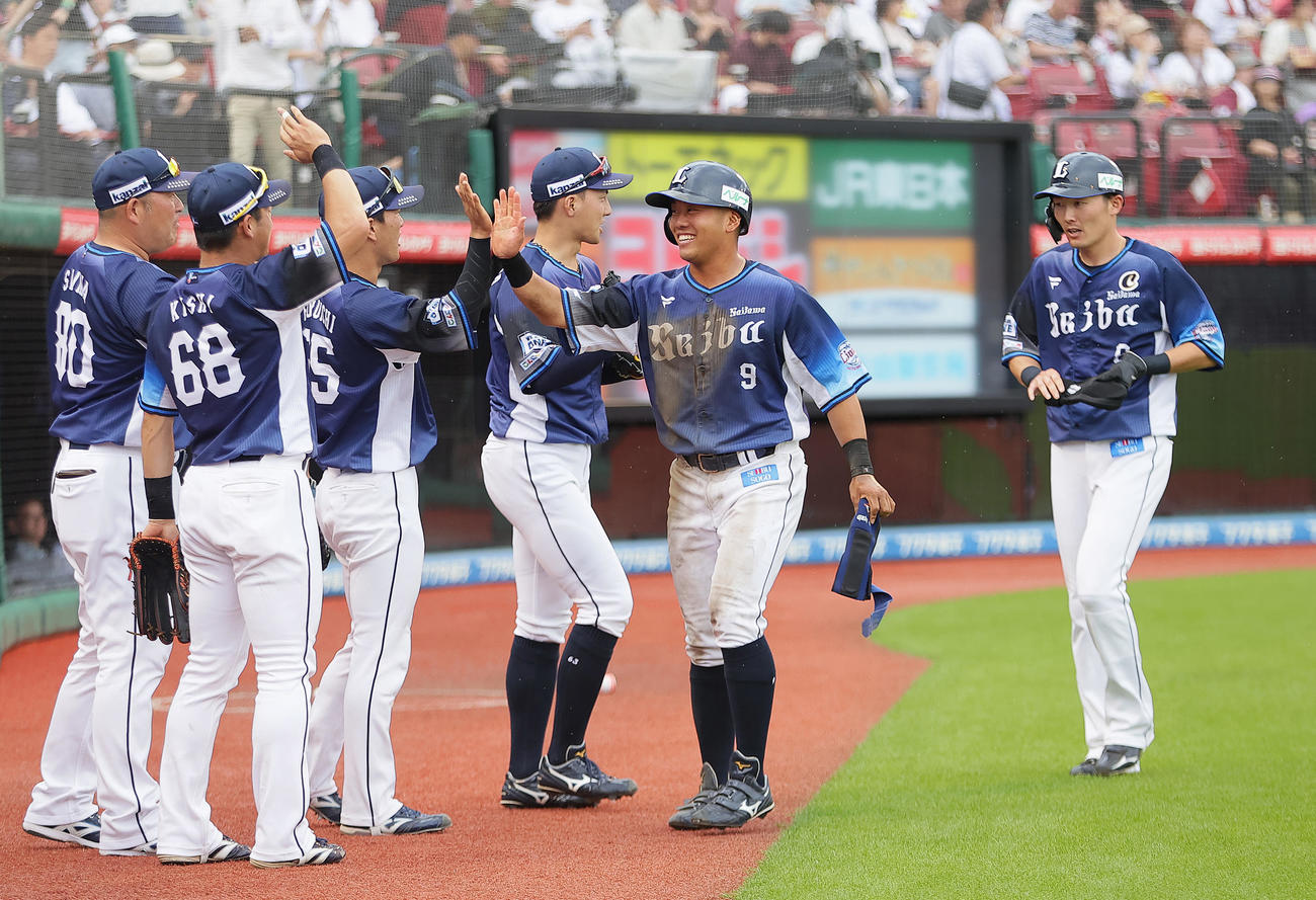 楽天対西武　5回表にプロ初安打を放った西武蛭間（右から2人目）はナインの祝福に笑顔（撮影・足立雅史）