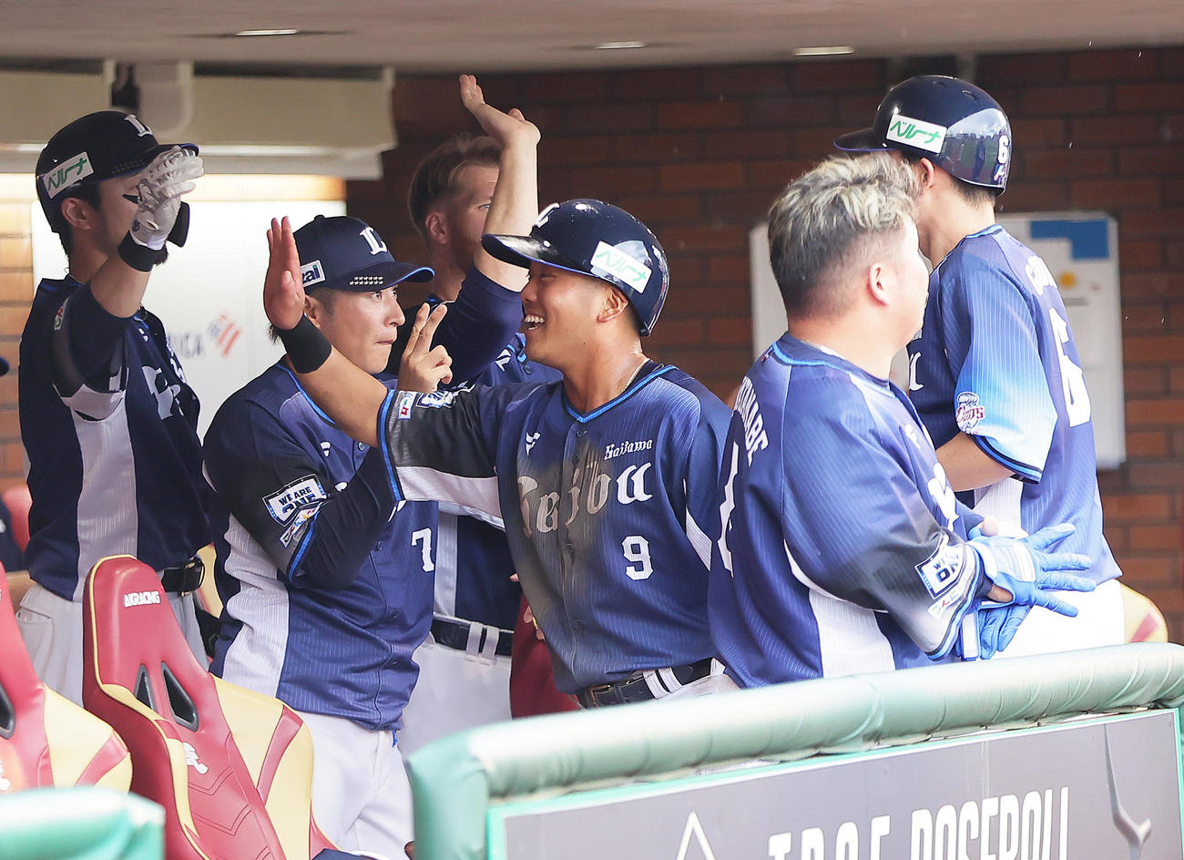 楽天対西武　5回表にプロ初安打を放った西武蛭間（中央）はナインの祝福に笑顔（撮影・足立雅史）